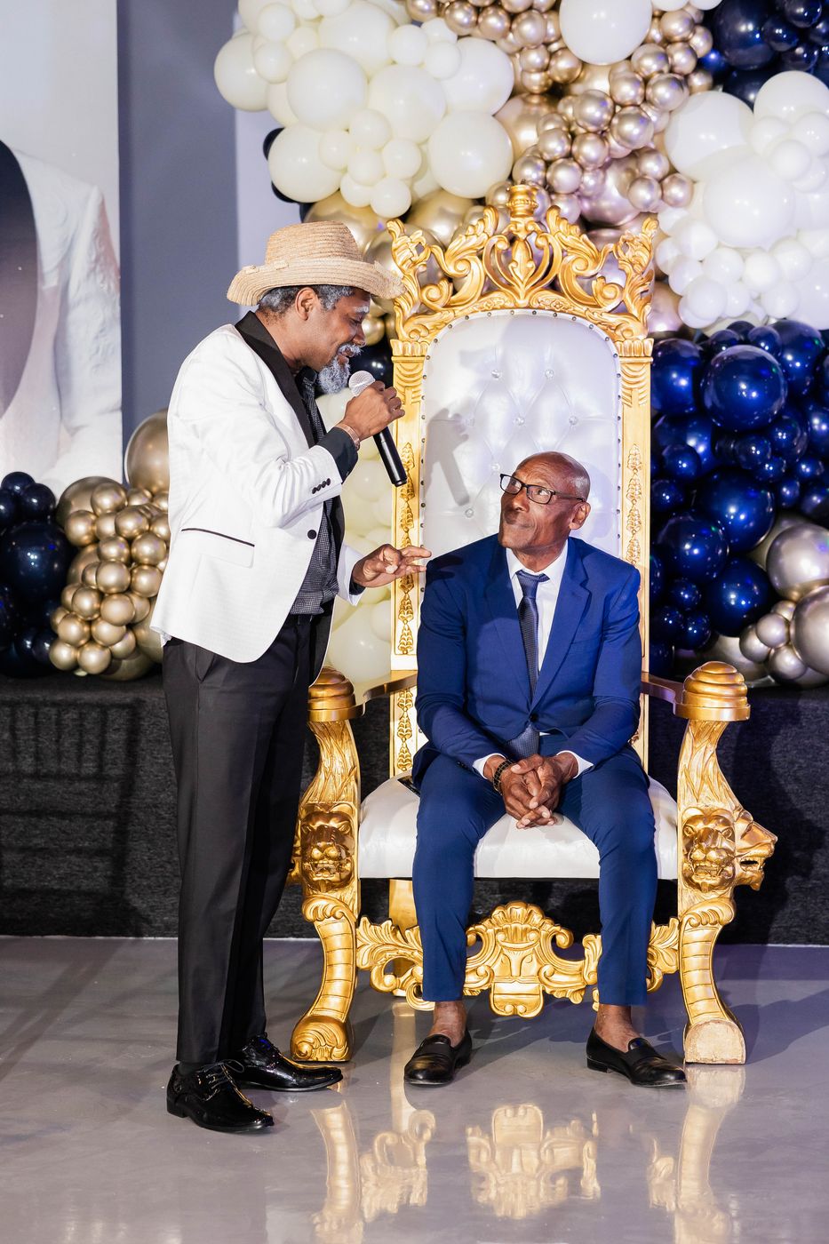 The host and the guest of honour together on the thrones